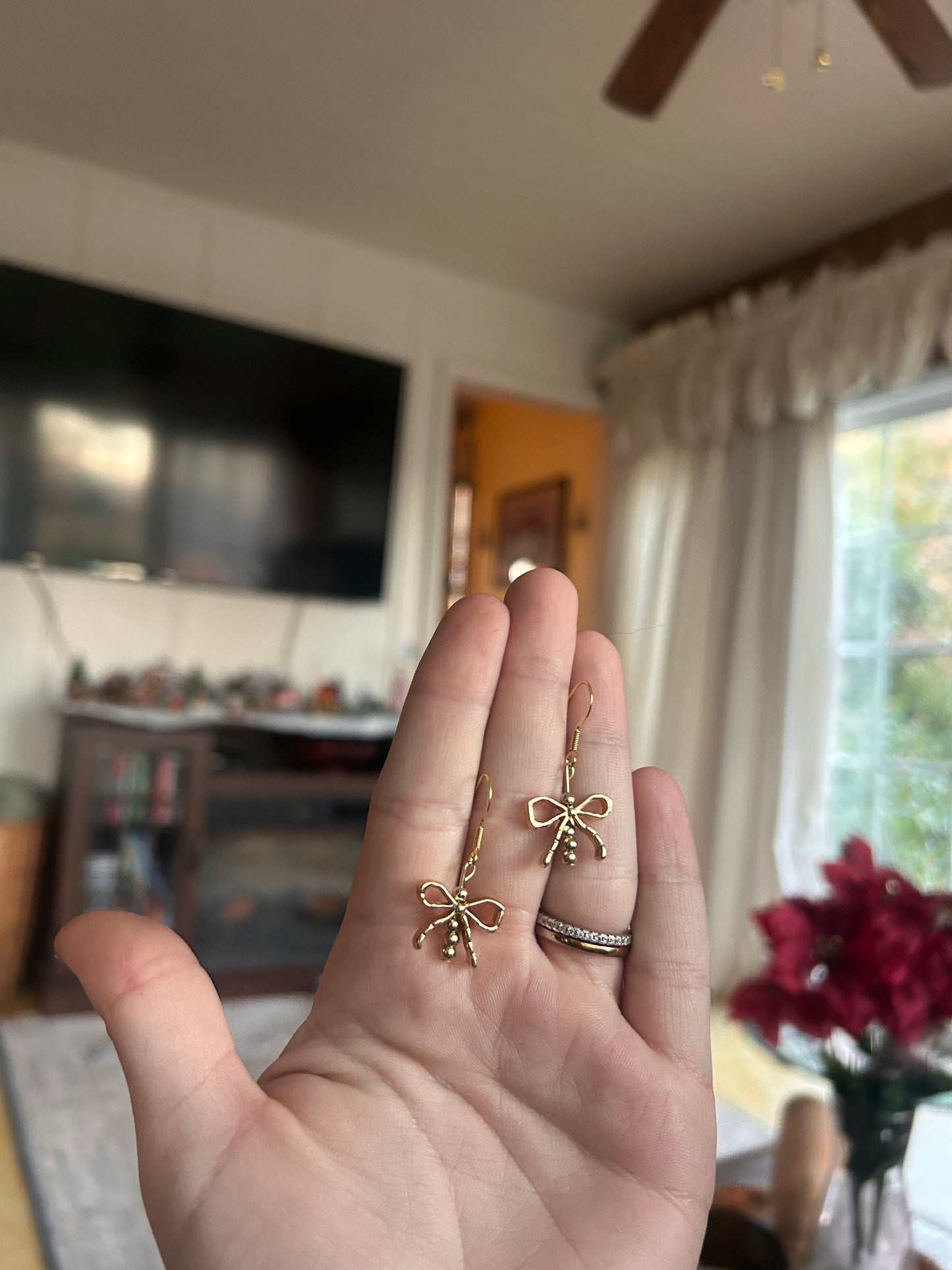 Simple gold bow earrings